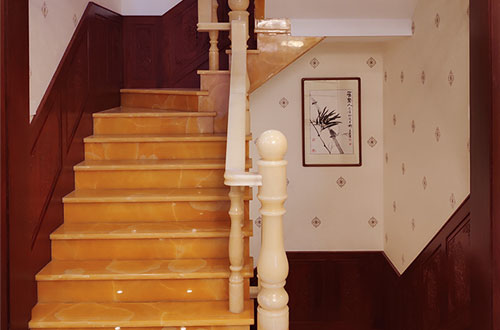 兖州中式别墅室内汉白玉石楼梯的定制安装装饰效果